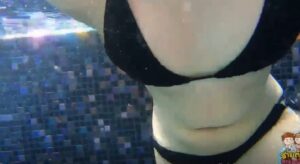 ctyp_production อาบน้ำเล่นกับเพื่อนสนิทอยู่ดีๆก็เงี่ยนสะงั้นขอเย็ดหีกลางสระน้ำเลยละกัน